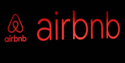 Logotipo de Airbnb en un evento en Tokio. 