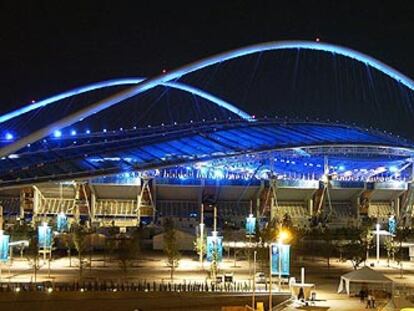 Zona exterior del Estadio Olímpico de Atenas, iluminada durante uno de los ensayos para la ceremonia inaugural.