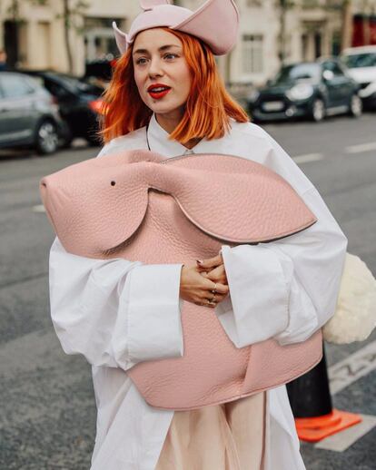 Miranda Makaroff, abrazada a un descomunal Loewe, en una foto de Virginia Rolle.