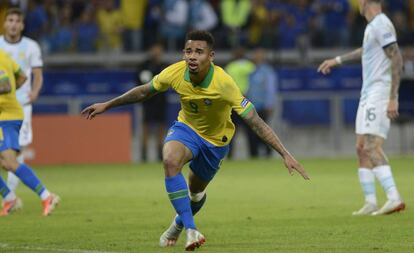 Gabriel Jesus celebra su gol frente a Argentina.
