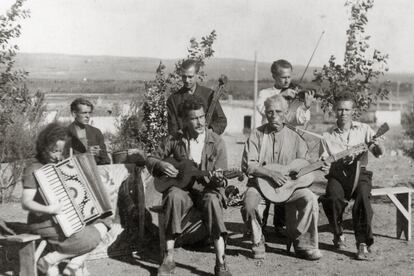 Emilio Salut (guitarra), José García (contrabajo) y Miguel Velasco (batería), en el gulag de Kok-Usek.