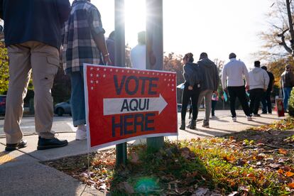 Cola de votantes en un centro de votación anticipada este viernes en Woodbridge, Virginia. 