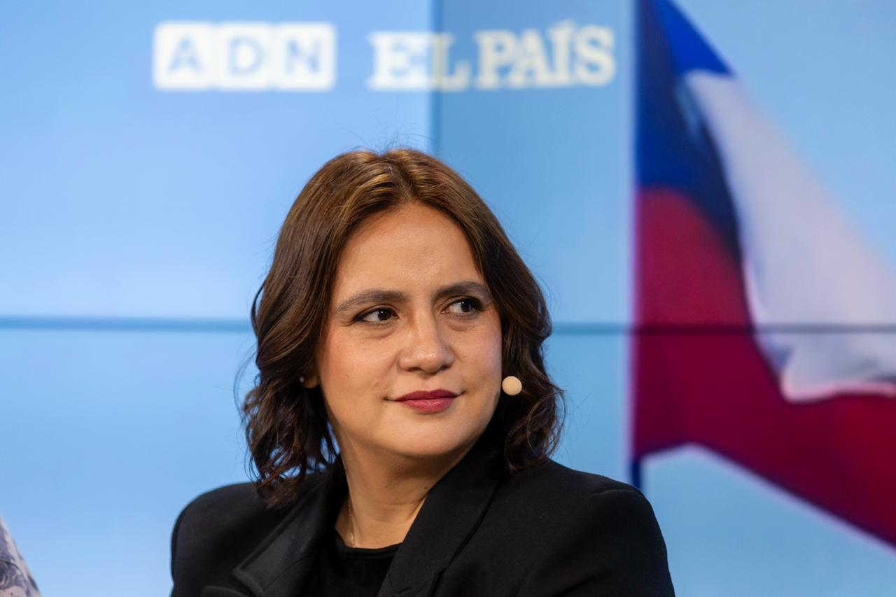 La jefa de información de EL PAÍS Chile, Rocío Montes, gana el Premio Lenka Franulic