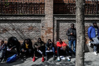 Un grupo de migrantes, frente a la sede del Defensor del Pueblo.