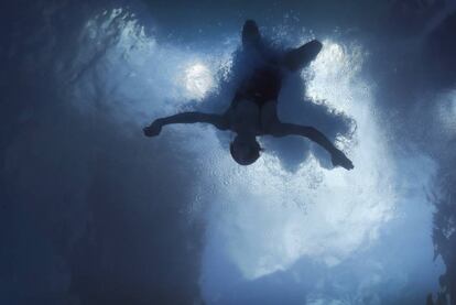 La china Wu Minxia adentrándose en el agua durante una sesión de entrenamiento en el Centro Acuático de Maria Lenk.