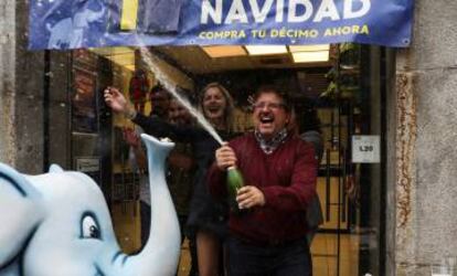 Varias personas celebran haber ganado el premio gordo en Madrid.