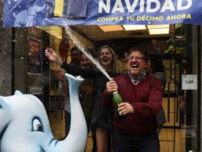 Varias personas celebran haber ganado el premio gordo en Madrid.