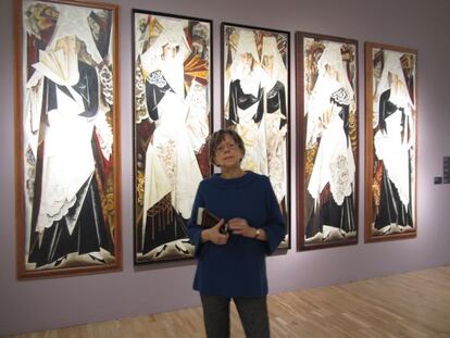 La comisaria Irina Vakar ante el pol&iacute;ptico Espa&ntilde;olas, de Natalia Goncharova, en el museo Tetriakov. 