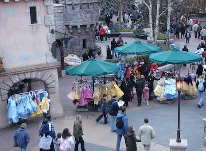 Las tiendas también se echan a la calle en Disneyland y es muy fácil encontrar los vestidos de princesas en ellos