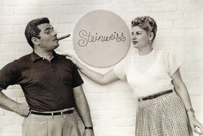 Steinweiss, junto a su mujer, Blanche, en su casa de Atlantic Beach (Nueva York), en 1950.