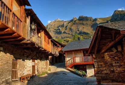 Peñalba es el pueblo más significativo del valle del Silencio, a los pies de los montes Aquilanos, <a href="https://elviajero.elpais.com/elviajero/2016/10/06/actualidad/1475746635_023931.html" target="_blank">en la comarca leonesa del Bierzo</a>. Con este nombre tan elocuente, no hay margen de duda de lo que podemos encontrar: un rincón aislado de nuestra geografía, al que cuesta llegar. Pero además, este valle alejado del ruido debe su nombre a que durante la época visigoda varios santos ermitaños se refugiaron allí, dando más tarde lugar a un pequeño monasterio que acabó convirtiéndose en la actual iglesia de Santiago el Mayor, una maravilla mozárabe del siglo X. Aunque en los mapas figure al lado de Ponferrada (a tan solo 21 kilómetros), en realidad hay unos 600 metros de desnivel entre ambas localidades, así que la carretera enlaza curvas y más curvas repletas de panorámicas infinitas. Al llegar a Peñalba nos esperan sus calles estrechas forradas en piedra y un mar de tejados de pizarra que mantienen intacto su encanto original. Este lugar del Bierzo invita a hacer una pausa, a respirar silencio y a vivir con el ritmo pausado de hace muchos siglos. Afortunadamente, los coches están obligados a aparcar fuera del burgo. Una ruta senderista, que se completa en hora y media, nos llevará desde Peñalba a la cueva de San Genadio para descubrir los orígenes del valle del Silencio.