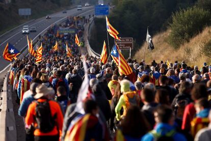 Simpatitzants independentistes, durant el recorregut des de Berga d'una de les "Marxes per la llibertat".