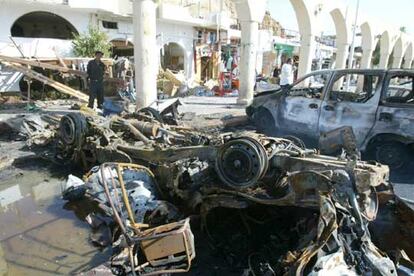 Un policía observa los coches destrozados por la explosión en el Mercado Viejo de Sharm el Sheij.