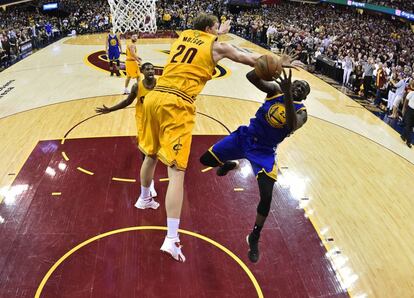 Mozgov tapona a Draymond Green.