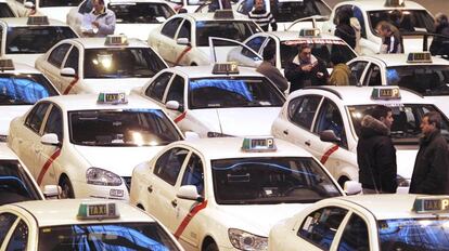 Colas de taxis para la actualización de los taxímetros.