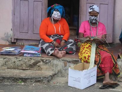 Unas mujeres se protegen con mascarilla en su casa del pueblo de Mtsamboro, en el norte de la isla de Mayotte, el 30 de mayo de 2020.