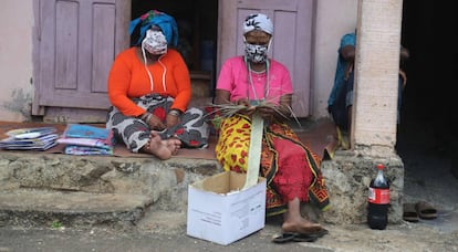 Unas mujeres se protegen con mascarilla en su casa del pueblo de Mtsamboro, en el norte de la isla de Mayotte, el 30 de mayo de 2020.