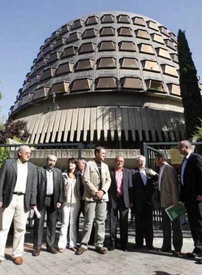 Antton Karrera (EB), Rafael Larreina (EA), Aintzane Ezenarro (Aralar), Unai Ziarreta (EA), Javier Madrazo (EB), Patxi Zabaleta (Aralar), Iñigo Urkullu (PNV) y Joseba Egibar (PNV), ante el Tribunal Constitucional.