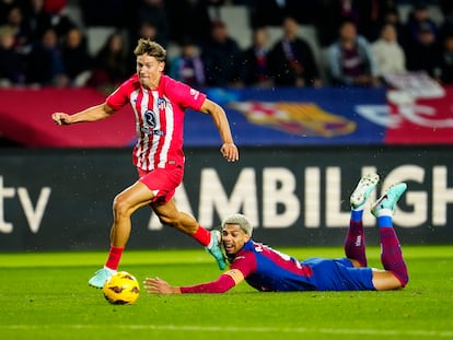 Ronald Araujo, en el momento en el que se rompe la mandíbula tras chocar con Marcos Llorente.