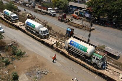 Varios camiones cisterna que transportan oxígeno llegan en un tren especial llamado 'Oxygen Express' a Navi Mumbai. La crítica situación que atraviesa India, con un preocupante aumento de la incidencia, ha llevado a la comunidad internacional a enviar ayuda para hacer frente a esta nueva ola de la pandemia.