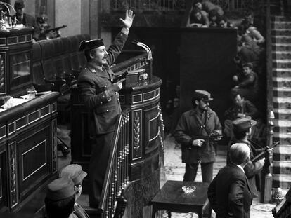 El teniente coronel Antonio Tejero irrumpe, pistola en mano, en el Congreso de los Diputados durante la segunda votación de investidura de Leopoldo Calvo Sotelo como presidente del Gobierno, el 23 de febrero de 1981.