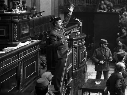 El teniente coronel Antonio Tejero cuando irrumpió, pistola en mano, en el Congreso de los Diputados durante la segunda votación de investidura de Leopoldo Calvo Sotelo como presidente del Gobierno el 23 de febrero de 1981.
