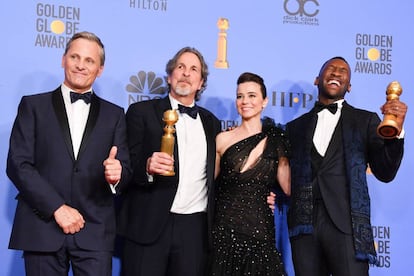 Viggo Mortensen, Peter Farrelly, Linda Cardellini e Mahershala Ali com os prêmios de 'Green Book'.