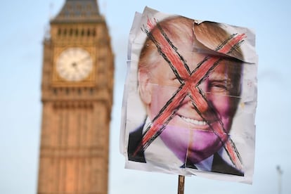 Una pancarta anti-Trump es vista frente al Parlamento de Londres, durante la manifestación.