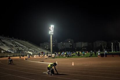 <p>La atleta y solicitante de asilo de 18 años Esteer Gabriel (centro), procedente de Sudán del Sur, se prepara para competir en el estadio del Centro Nacional de Deporte de Tel Aviv, en Israel.</p> <p>Cuando Esteer y otras prometedoras compañeras de equipo en busca de asilo empezaron a correr y a ganar competiciones, sus victorias no fueron reconocidas como tales por las autoridades deportivas israelíes debido a la situación de ilegalidad de las atletas. Sin embargo, tras una larga batalla entre los directores de los equipos y los funcionarios, finalmente se concedió autorización para que se registrase oficialmente como ganadoras a las deportistas menores de 18 años, independientemente de su ciudadanía. A pesar de todo, se les siguió prohibiendo que representasen a Israel en las competiciones internacionales. Por esta razón, y a pesar de que el equipo se ha convertido en uno de los mejores –si no el mejor– del país, el sueño olímpico de gran parte de los jóvenes solicitantes de asilo sigue pendiente de un hilo. La única posibilidad para muchos de ellos la ofrece el precedente sentado recientemente por el Equipo Olímpico de Atletas Refugiados de los Juegos de Río 2016. En todo caso, sin el estatus oficial de refugiado, también esta vía sigue siendo incierta.</p>