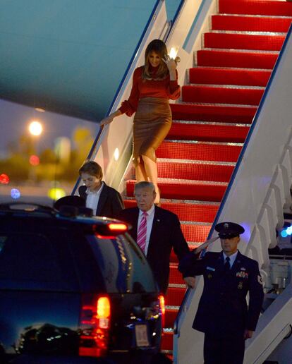 Pero la ceremonia inaugural no fue la única ocasión en la que Donald Trump dejó a su esposa atrás. Es habitual que el mandatario salga primero del avión presidencial y deje a su esposa bajar sin esperarla ni ofrecerle ayuda. En la fotografía, en Palm Beach (Florida) en noviembre de 2017.