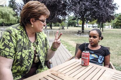 Belén Cueva se comunicaba mediante mímica con Fadah durante los primeros días.En un par de semanas, normalmente los niños han adquirido un nivel del español sorprendente.