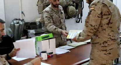 Un militar entrega su voto para las elecciones andaluzas.