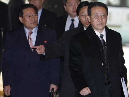 El negociador y viceministro de Exteriores norcoreano, Kim Kye Gwan (derecha), tras su llegada ayer a Pekín.