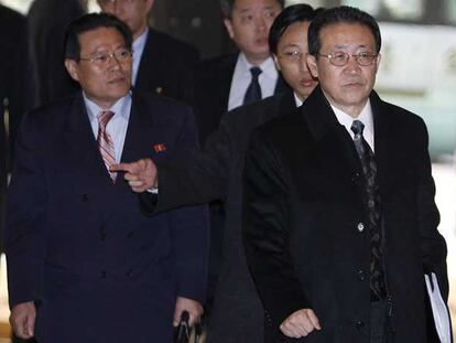 El negociador y viceministro de Exteriores norcoreano, Kim Kye Gwan (derecha), tras su llegada ayer a Pekín.