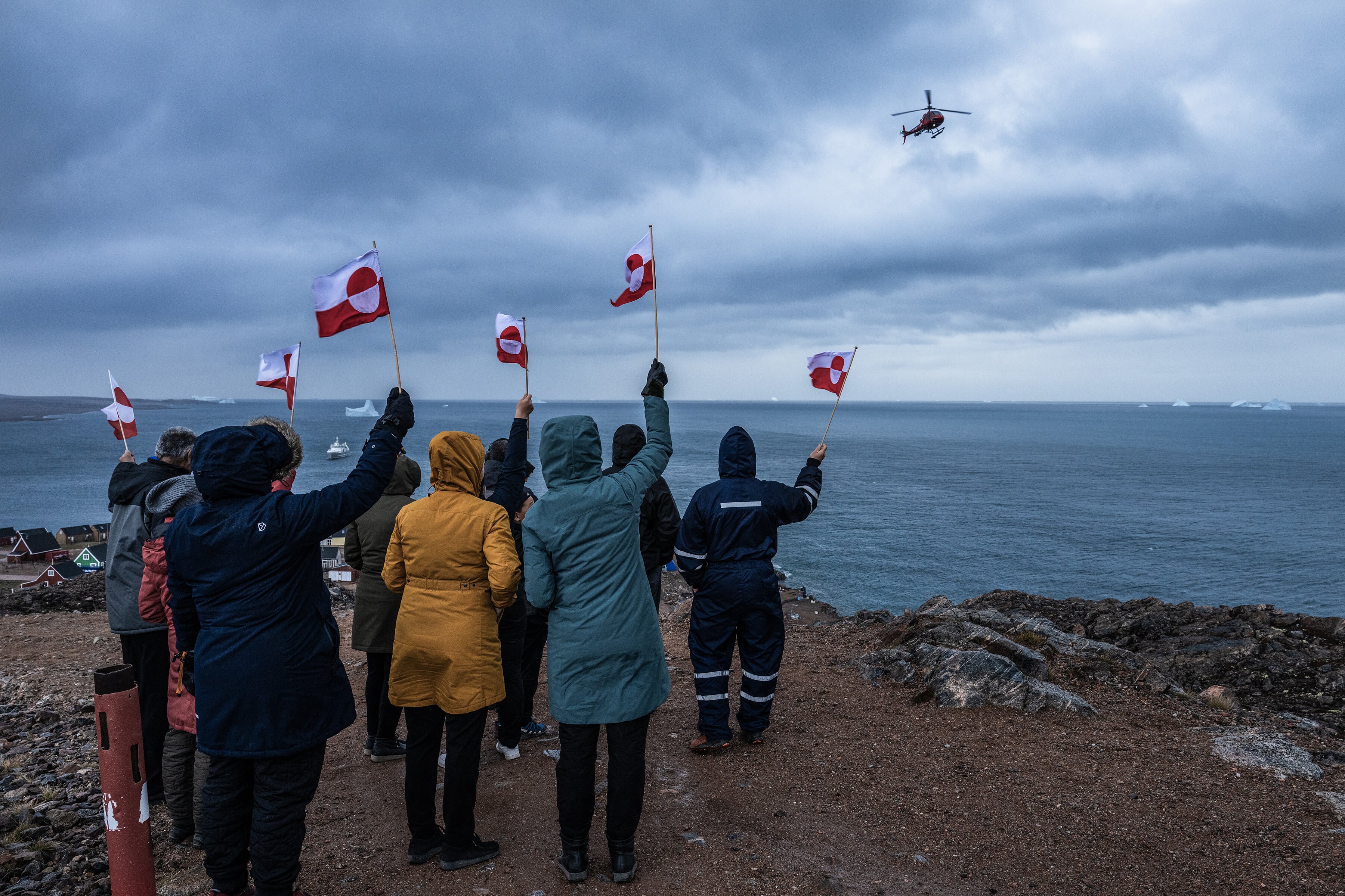 Ciudadanos groenlandeses celebran la llegada de un helicóptero con pasajeros y víveres, en septiembre en Ittoqqortoormiit.