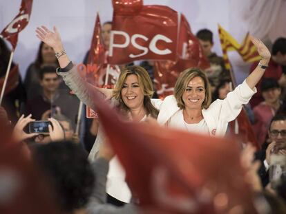 La presidenta de Andalucía, Susana Díaz, y Carme Chacón durante un mitin