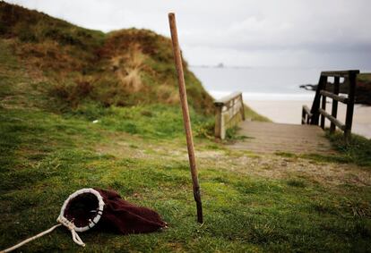 A bag known as 'zaranda' (L) and a scraper known as 'rapa' which are used to pick barnacles are seen on the coast near Ferrol, in the northwestern Spanish region of Galicia, December 14, 2016. REUTERS/Nacho Doce         SEARCH "BARNACLES" FOR THIS STORY. SEARCH "WIDER IMAGE" FOR ALL STORIES.