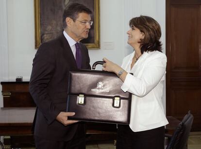 La nueva ministra de Justicia Dolores Delgado recibe la cartera de su Ministerio de manos de su antecesor en el cargo, Rafael Catalá.