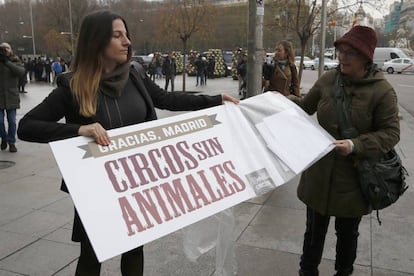 GRA067. MADRID, 31/01/2017.- Algunos de los colectivos que se han concentrado hoy frente al Ayuntamiento de Madrid con motivo de la celebración del pleno que, con los votos a favor de Ahora Madrid, PSOE y Ciudadamos, ha aprobado la elaboración de una normativa sobre los derechos de los animales que "estudie" la prohibición de instalar en la capital circos con ejemplares salvajes. Frente al Consistorio se reunieron partidarios y detractores de la medida. EFE/Javier Lizón