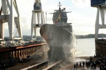 Momento de la botadura en el astillero Navantia Ferrol de una fragata. EFE/Archivo