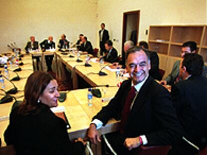 Figueres y González Pons, ayer, en el pleno de la AVL.