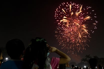 Los fuegos artificiales iluminan el cielo sobre el Parque Rizal marcando el comienzo del Año Nuevo, en Manila (Filipinas).