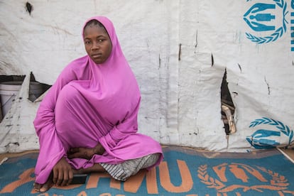 Una niña de 15 años secuestrada por Boko Haram que logró escapar y refugiarse en el campamento de Dar es Salam, donde encontró a su madre. Los terroristas se deshicieron de su hijo ante sus ojos.