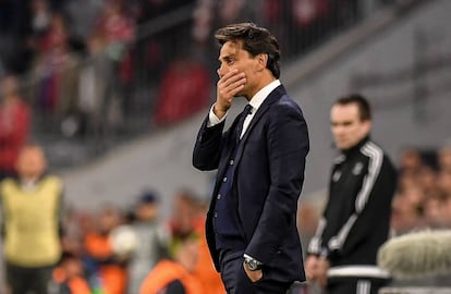 El entrenador Vincenzo Montella de Sevilla gesticula durante el partido.