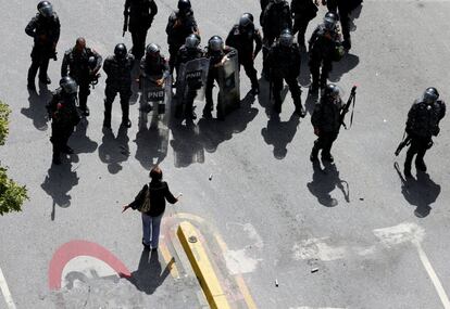 Una mujer discute con las fuerzas de seguridad pro Gobierno, durante una manifestación contra la Constituyente.