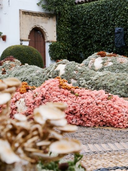 Uno de los patios vestido por Cordero Atelier para el Festival Internacional de las Flores, FLORA, donde se alzaron con el segundo premio en la edición de 2022.