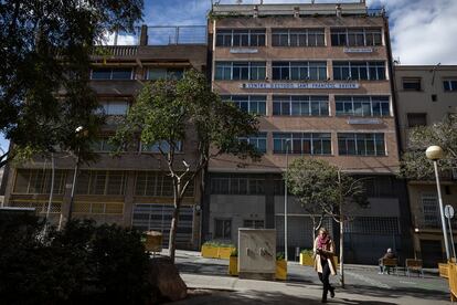 Fachada de la escuela Sant Francesc Xavier, en el barrio del Poble Sec de Barcelona.