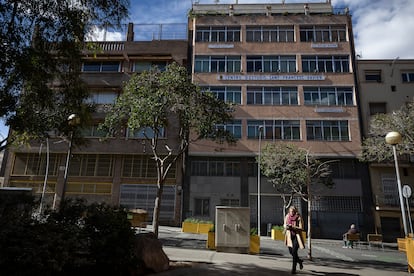 Fachada de la escuela Sant Francesc Xavier, en el barrio del Poble Sec de Barcelona.