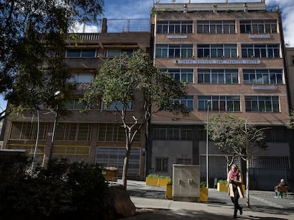 Fachada de la escuela Sant Francesc Xavier, en el barrio del Poble Sec de Barcelona.