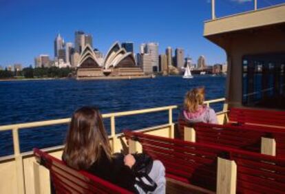 El ferri de la bahía de Sidney, con la Ópera al fondo.